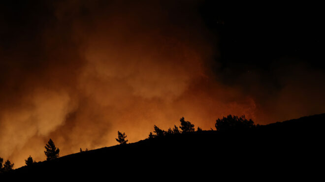 συνεχίζεται-η-μάχη-με-τη-φωτιά-στη-χί-563764888