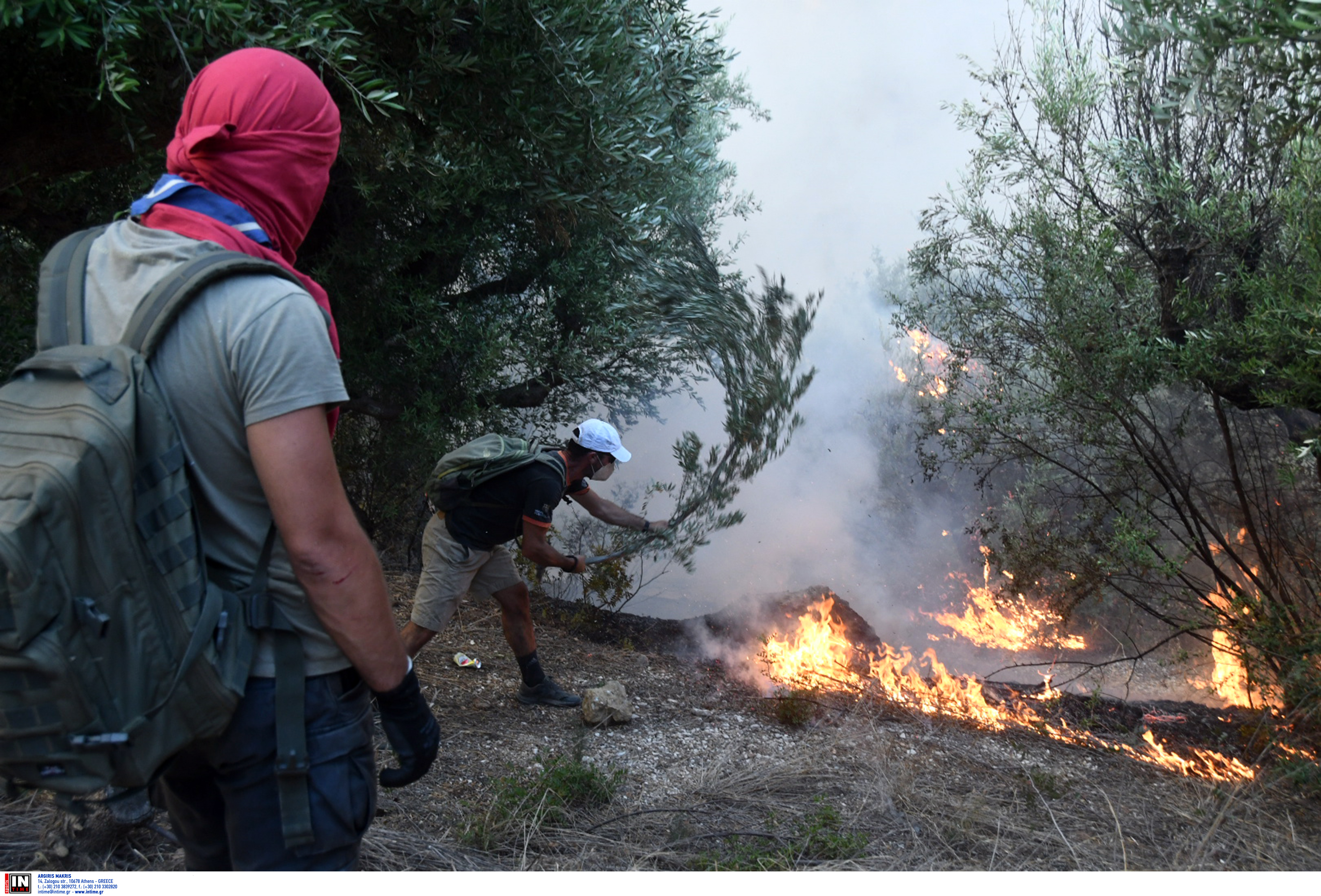 Φωτιά στην Πάτρα: Σκηνές αποκάλυψης στα πύρινα μέτωπα-13