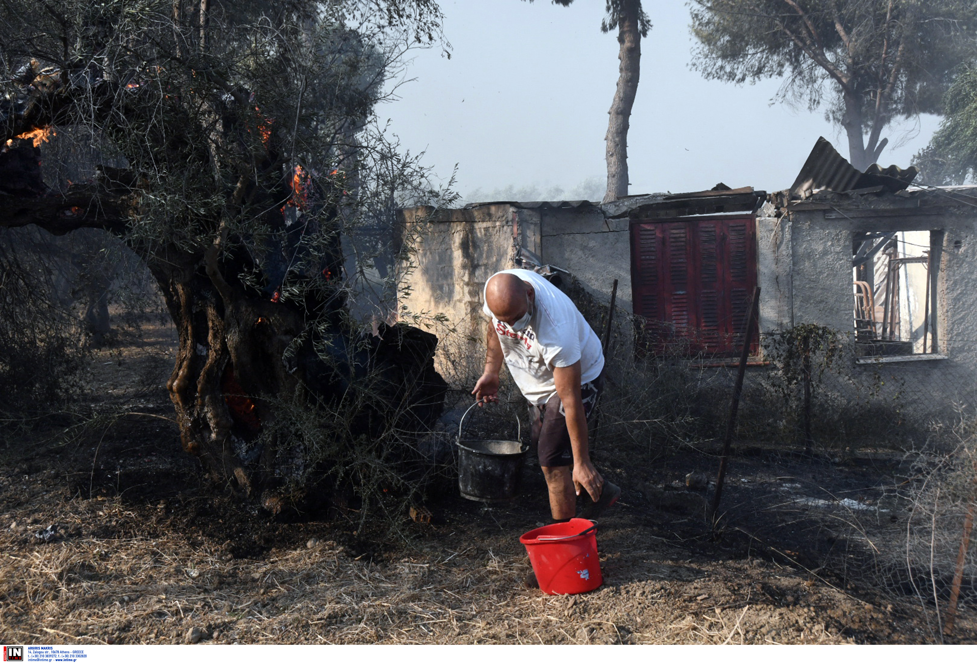 Φωτιά στην Πάτρα: Σκηνές αποκάλυψης στα πύρινα μέτωπα-12
