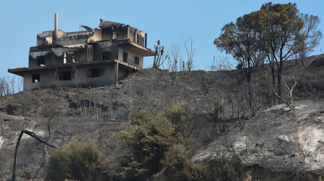 φωτιά-στην-πάτρα-σε-στρατόπεδο-μεταφέ-563762704