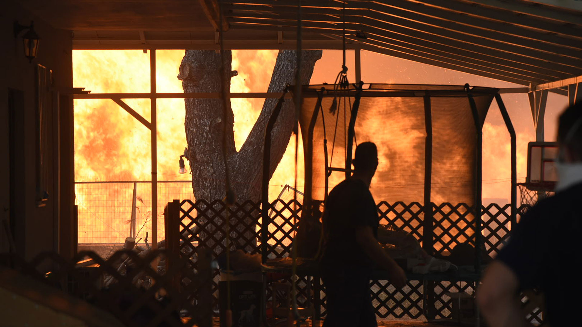 Φωτιά στην Πάτρα: Σκηνές αποκάλυψης στα πύρινα μέτωπα-1
