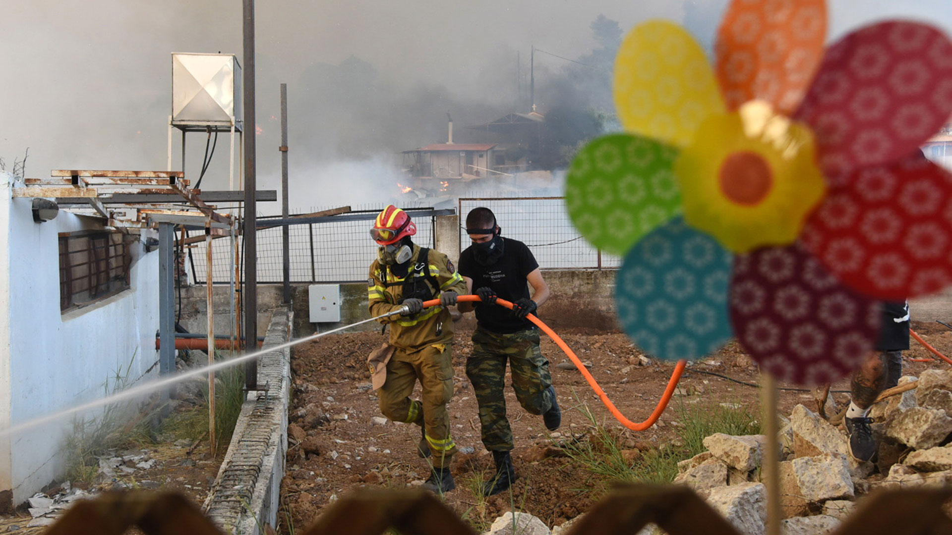 Φωτιά στην Πάτρα: Σκηνές αποκάλυψης στα πύρινα μέτωπα-4