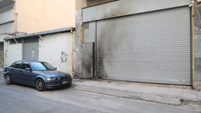 επίθεση-με-γκαζάκια-σε-είσοδο-πολυκατ-563764018