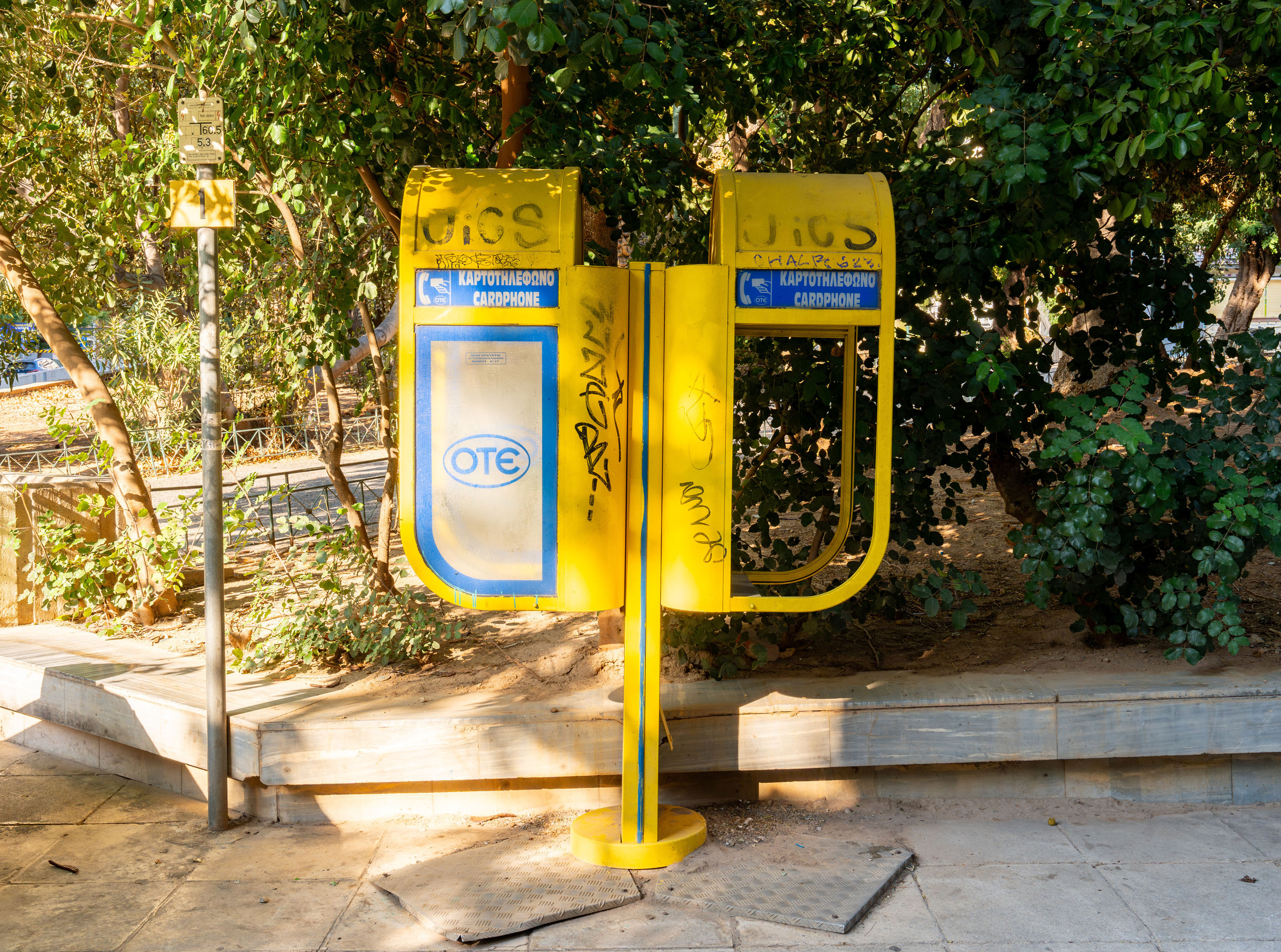 Αθήνα: Επιχείρηση απομάκρυνσης των εγκαταλελειμμένων καρτοτηλεφώνων από τα πεζοδρόμια-1