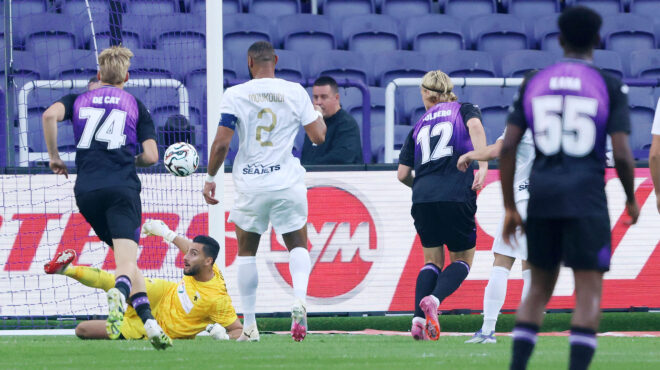 αεκ-με-κέρβερο-στρακόσα-στο-χέρι-της-563774428