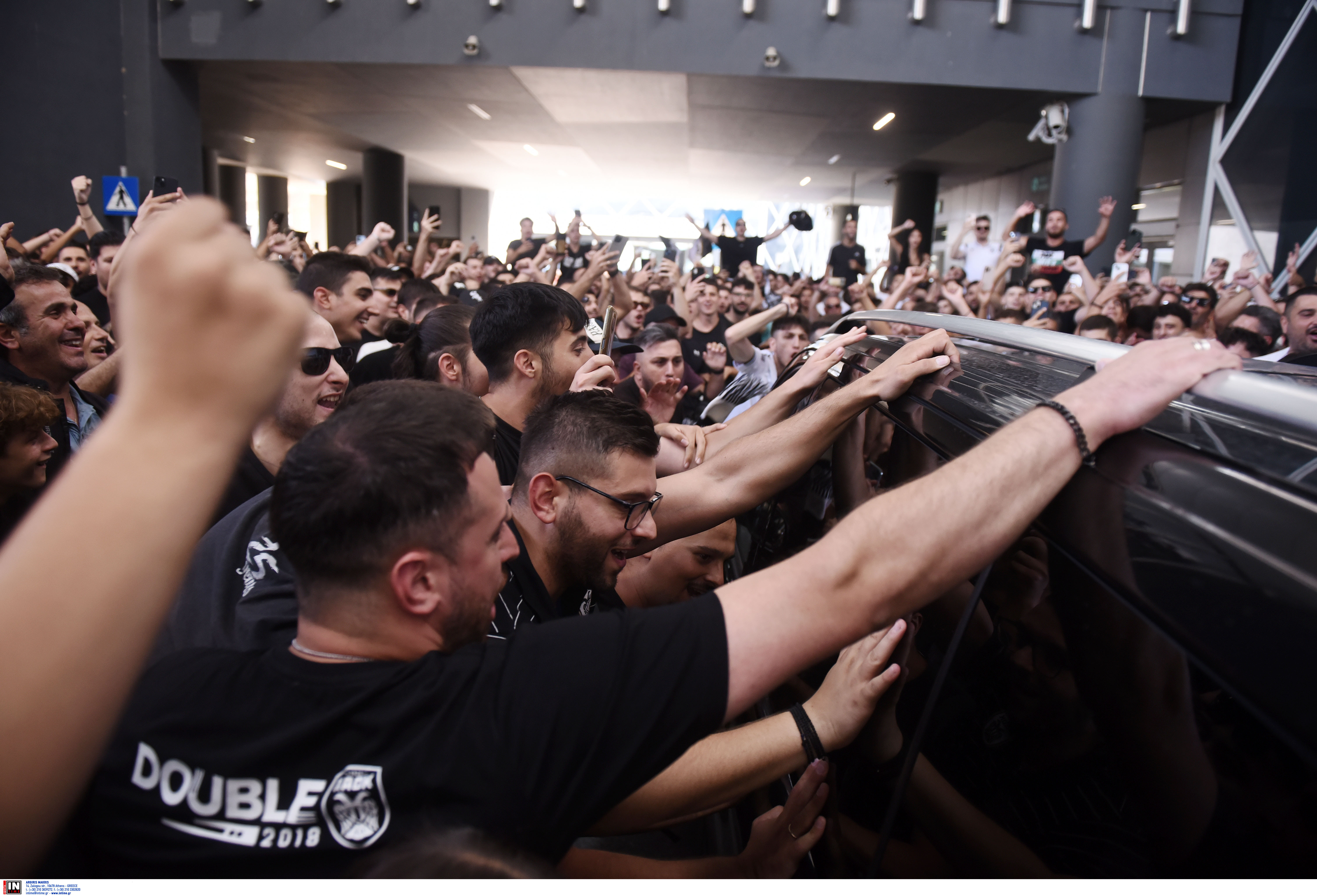 Θεσσαλονίκη: Πανδαιμόνιο στο αεροδρόμιο «Μακεδονία» για τον Ζαφείρη (βίντεο)-2