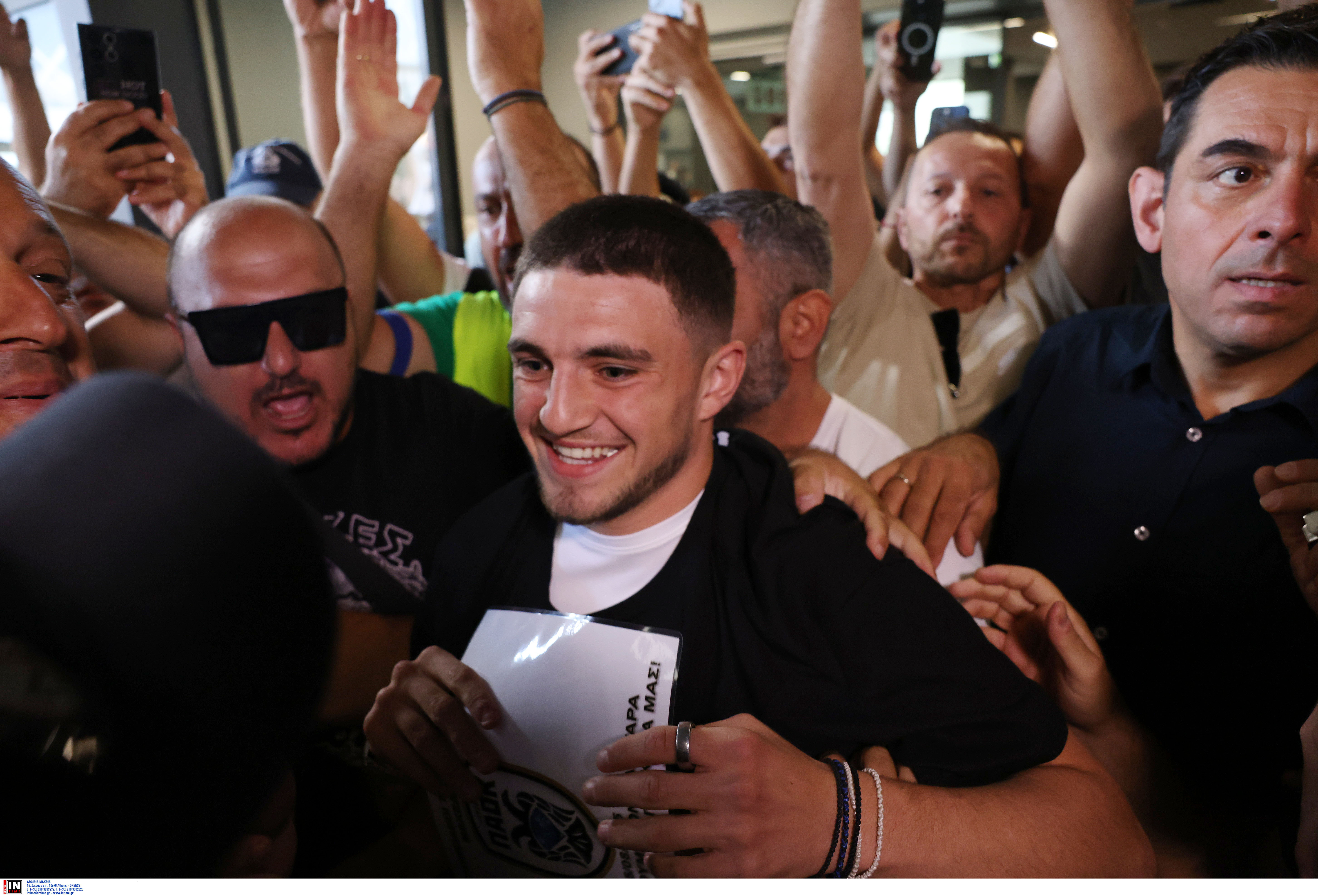 Θεσσαλονίκη: Πανδαιμόνιο στο αεροδρόμιο «Μακεδονία» για τον Ζαφείρη (βίντεο)-3