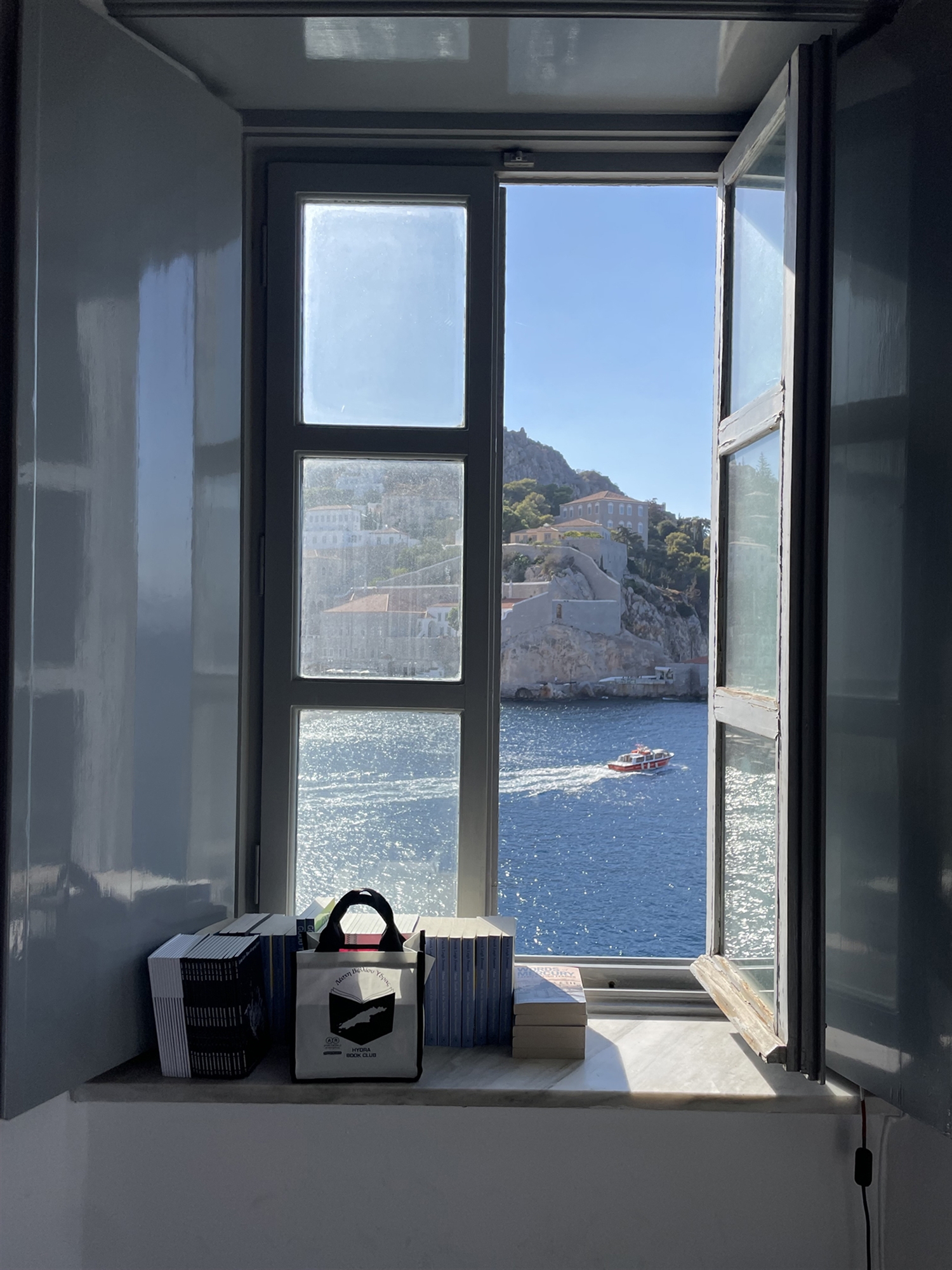 Eνα εφήμερο βιβλιοπωλείο στην Υδρα δοξάζει την μποέμ κοινότητα του νησιού-2