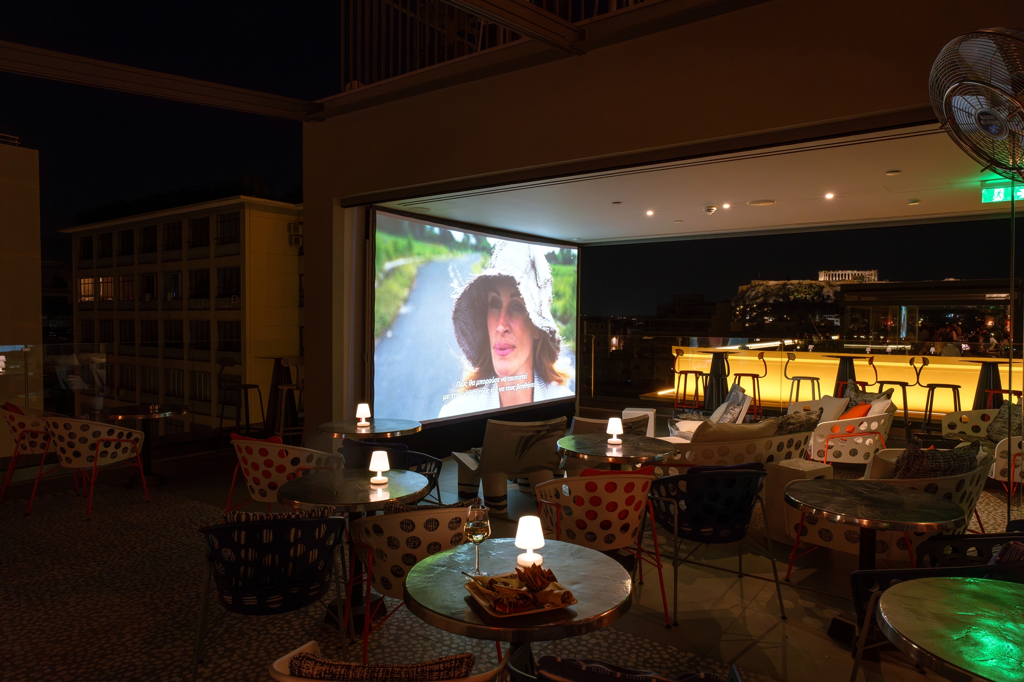 Θερινό σινεμά στο roof garden ξενοδοχείου; Το (αθηναϊκό) πείραμα που έγινε τάση-3