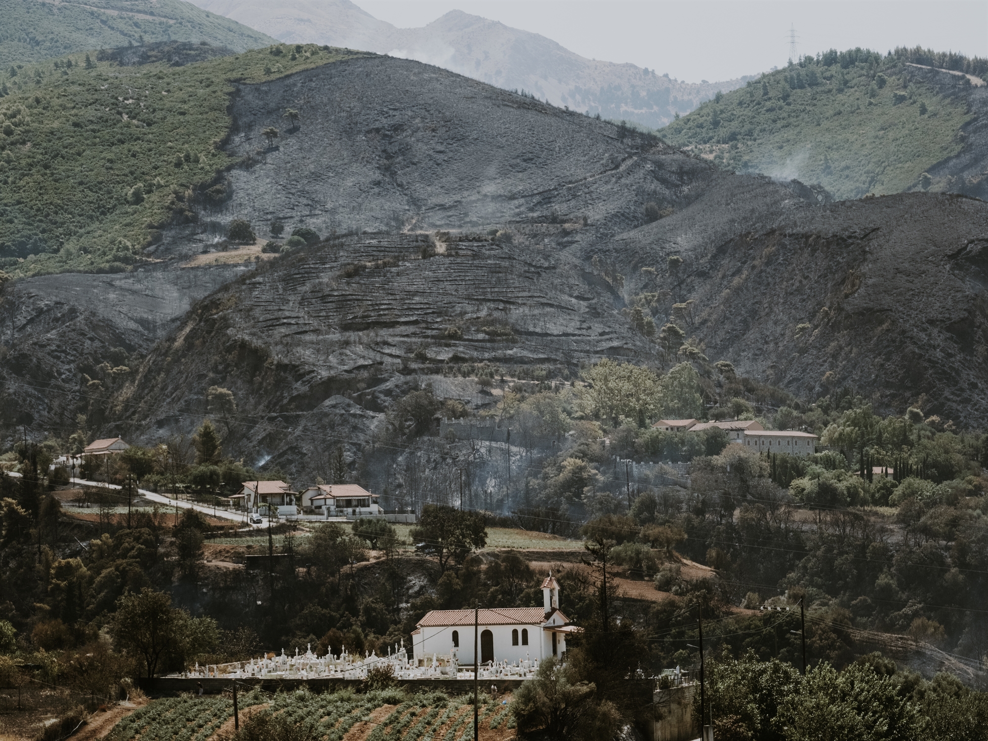 Αυτοψία στην Πάτρα: Ηταν σαν να έπεσε βόμβα – Μαρτυρίες κατοίκων στην «Κ» μετά τον πύρινο εφιάλτη-1
