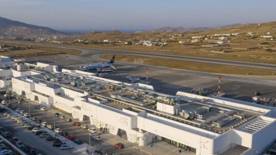 Χαμηλές πτήσεις για την επιβατική κίνηση στα αεροδρόμια Μυκόνου και Σαντορίνης