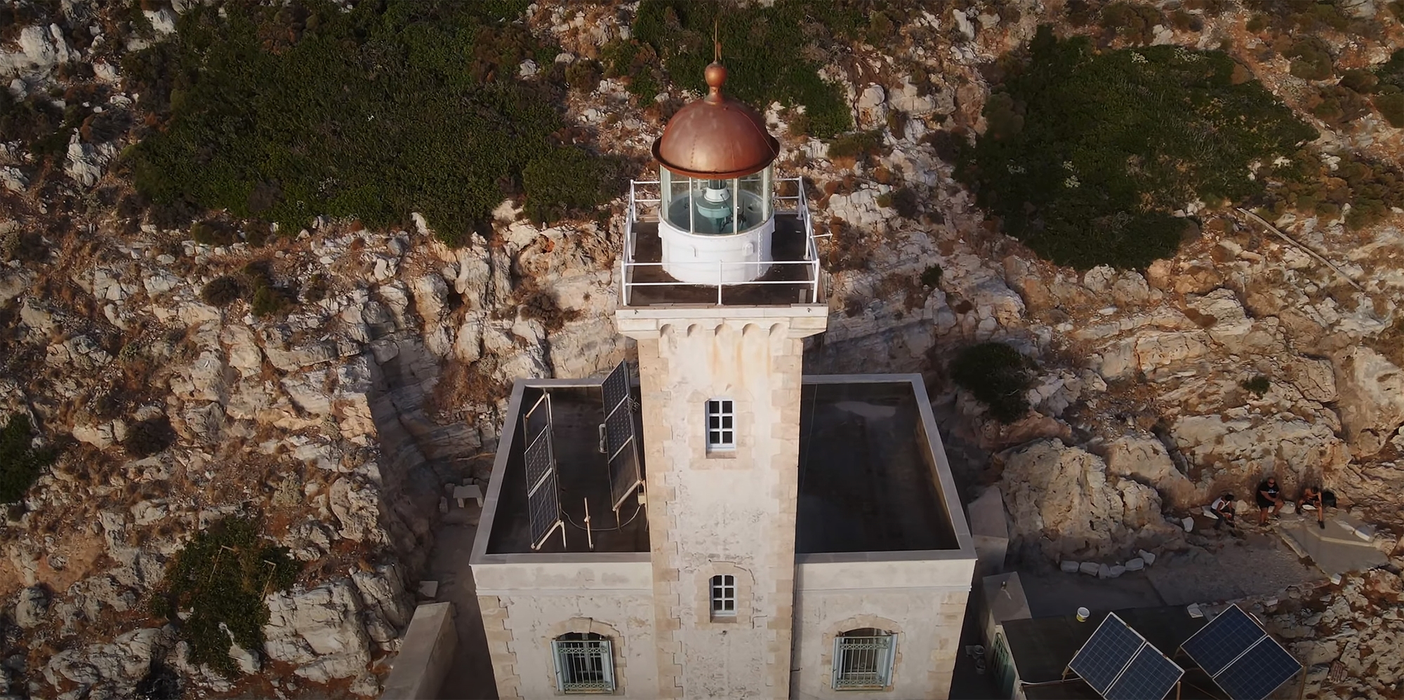 Οι αγέρωχοι φωτεινοί φρουροί της ακτογραμμής-1