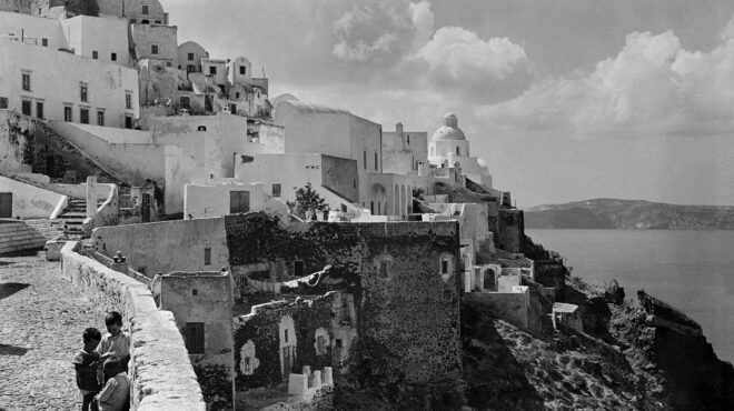 επιστροφή-στην-ασπρόμαυρη-σαντορίνη-563749783