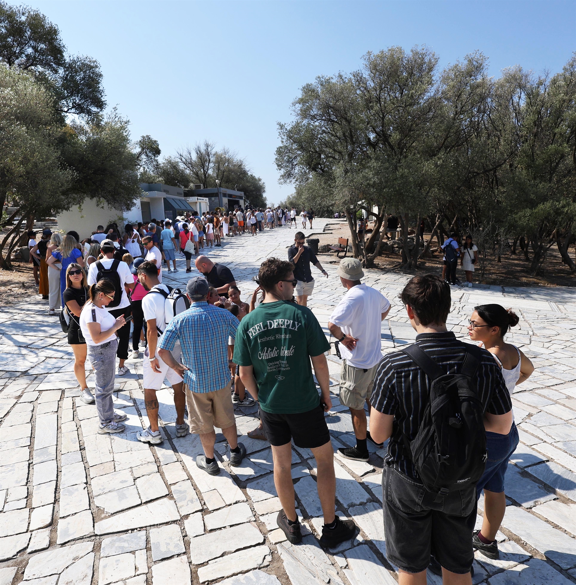 «Αυτές οι Καρυάτιδες είναι τα αντίγραφα» – Μία μέρα με τους τουρίστες στην Ακρόπολη-1