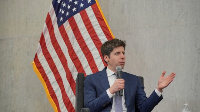 η-σίλικον-βάλεϊ-ντύνεται-στα-χακί-και-π-563750254