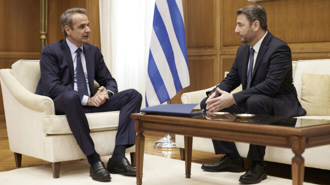 μετωπική-με-φόντο-τη-δεθ-563780413