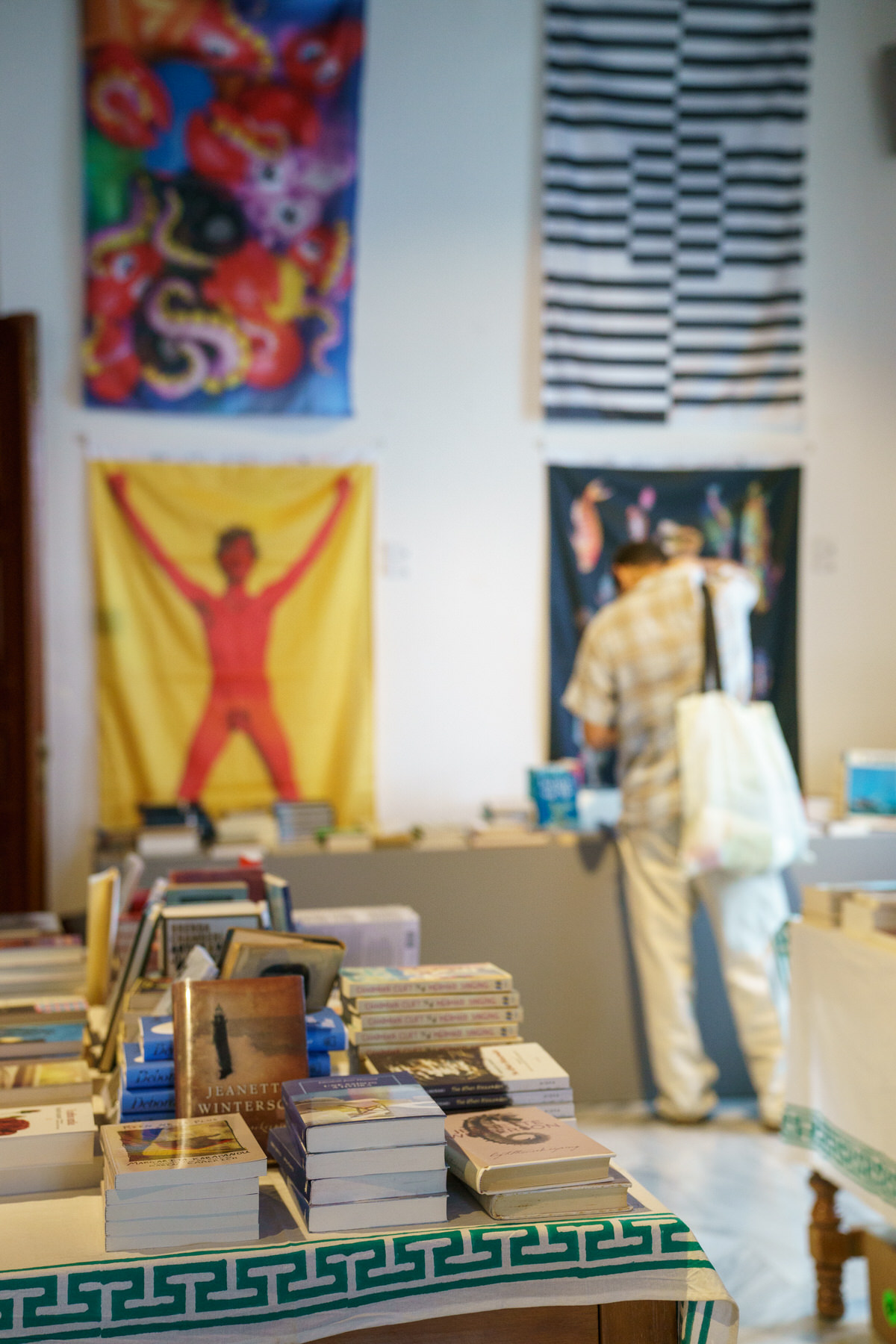 Eνα εφήμερο βιβλιοπωλείο στην Υδρα δοξάζει την μποέμ κοινότητα του νησιού-4