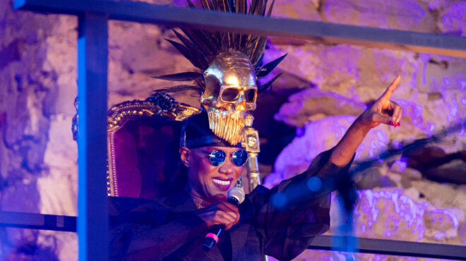 η-πληθωρική-ντίβα-της-ντίσκο-γκρέις-τζ-563750362