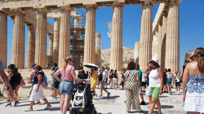 αυτές-οι-καρυάτιδες-είναι-τα-αντίγρα-563773735