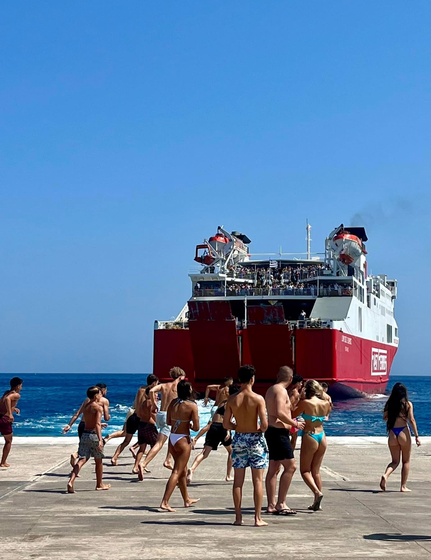 Οι Aponeristas της Σικίνου. Το επικίνδυνο καλοκαιρινό έθιμο που έγινε viral-1