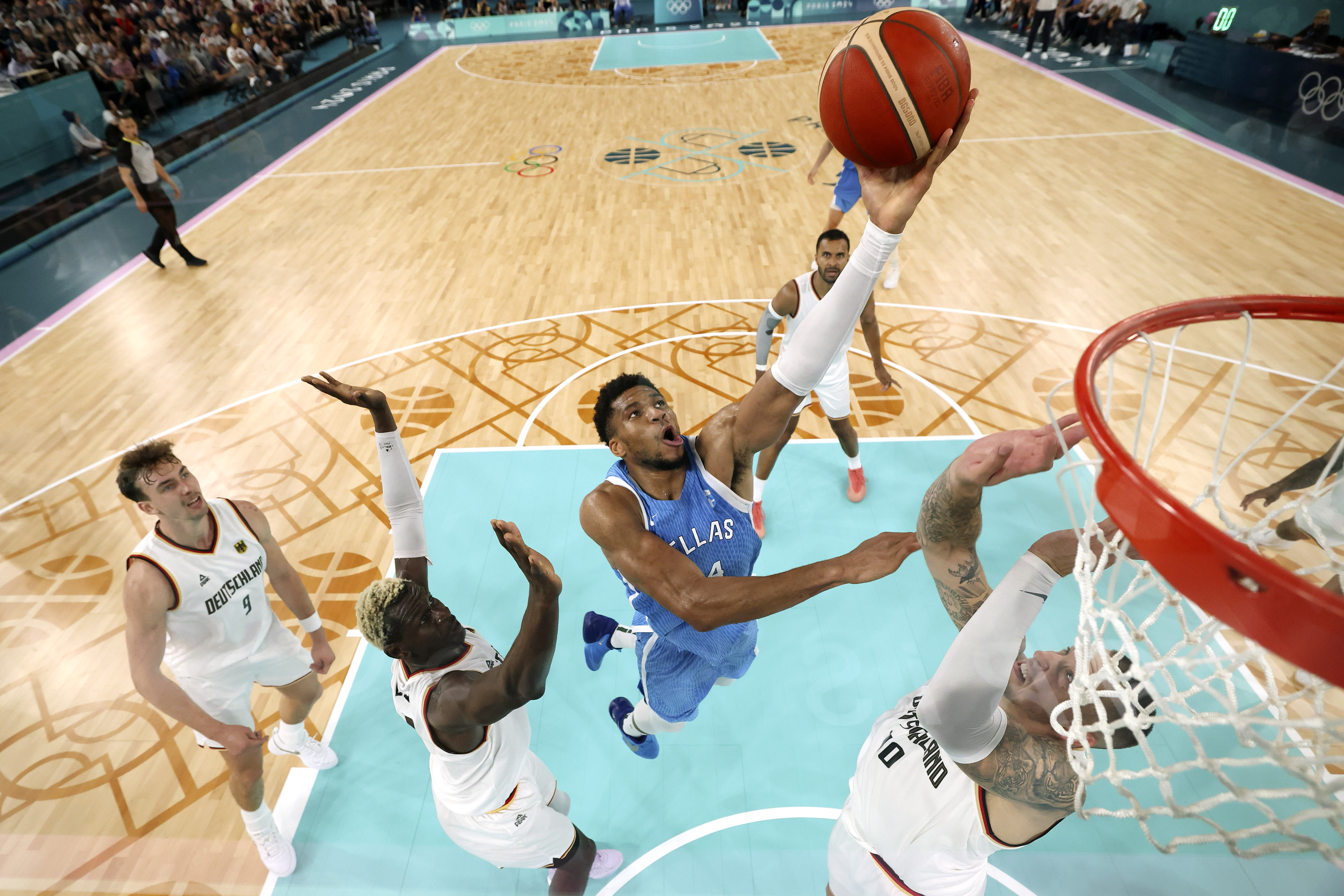 Αφιέρωμα της FIBA στον Αντετοκούνμπο – «Φαινόμενο, μπορεί να καρφώσει από τη γραμμή των βολών»-1