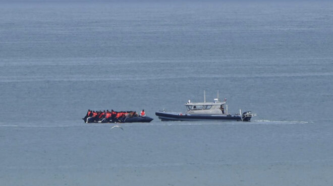μετανάστης-που-απελάθηκε-στη-γαλλία-μ-563750596