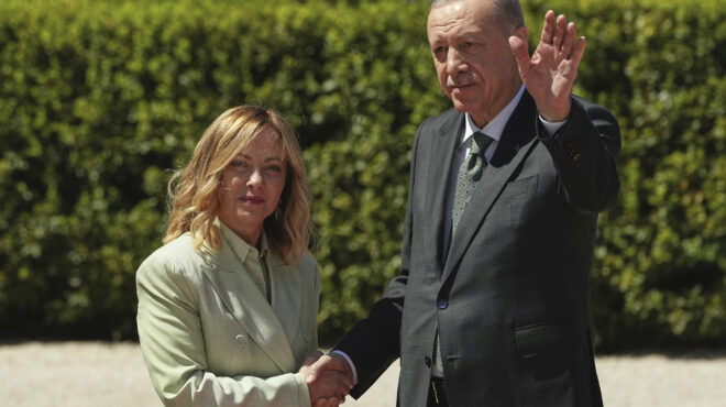 στην-τουρκία-η-μελόνι-με-το-βλέμμα-στη-563745613