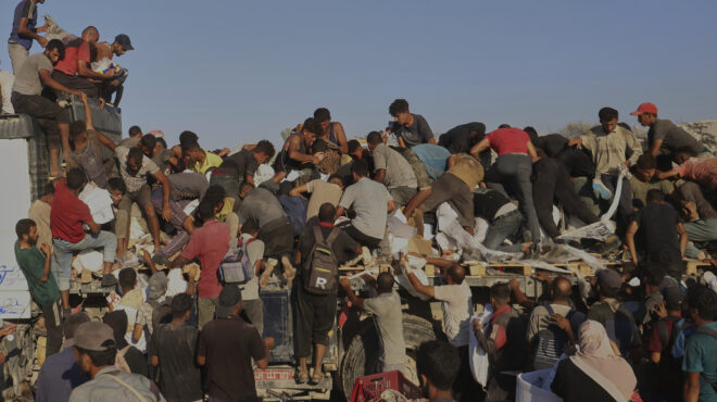 γάζα-φορτηγό-με-τρόφιμα-ανατράπηκε-μέ-563751988