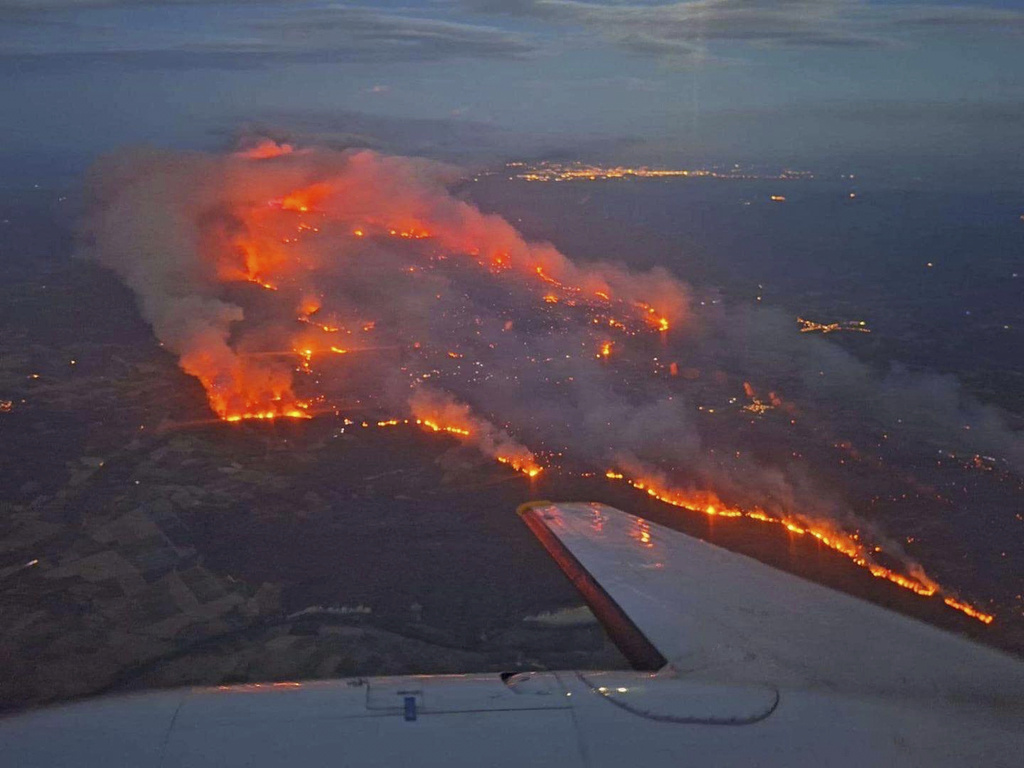 Συνεχίζεται για τρίτη ημέρα η μάχη με τις φλόγες στη νότια Γαλλία-1