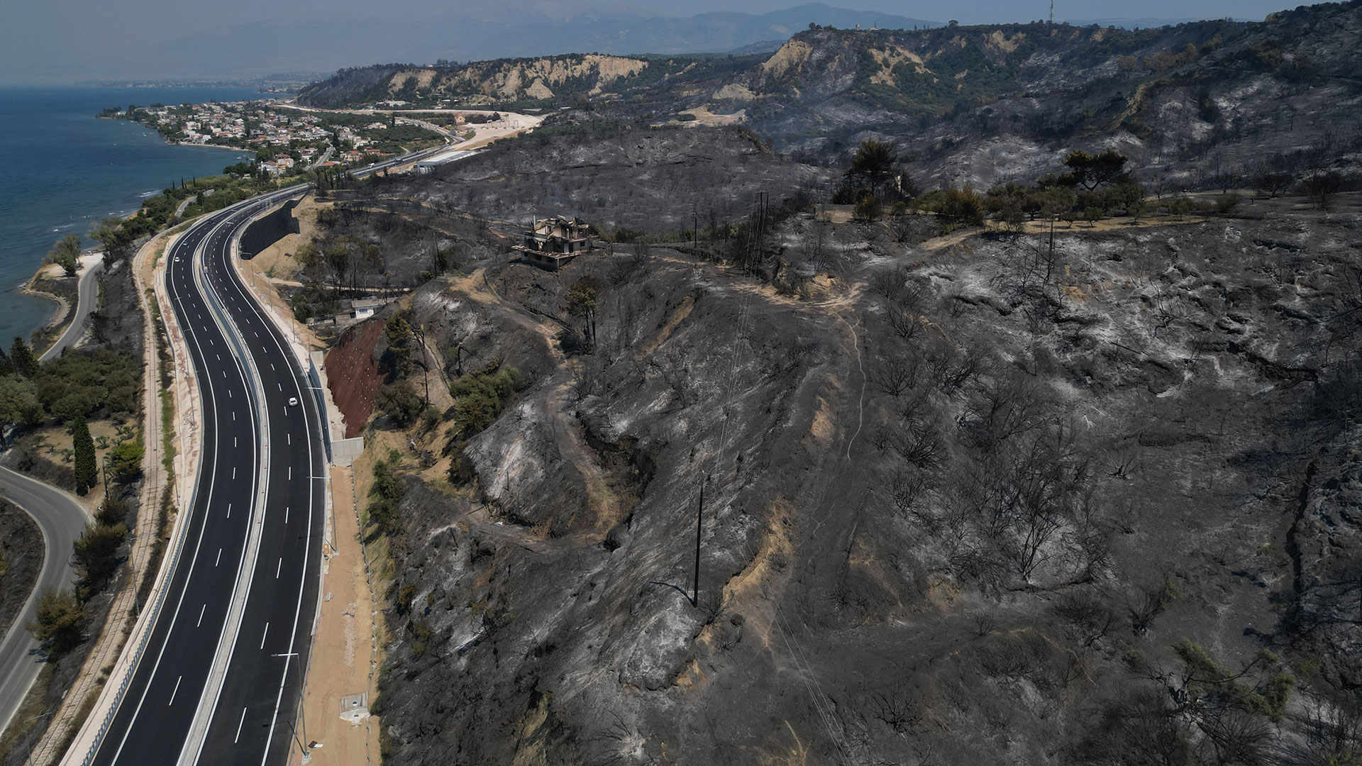 Φωτιά στην Πάτρα: Σκηνές αποκάλυψης στα πύρινα μέτωπα-2