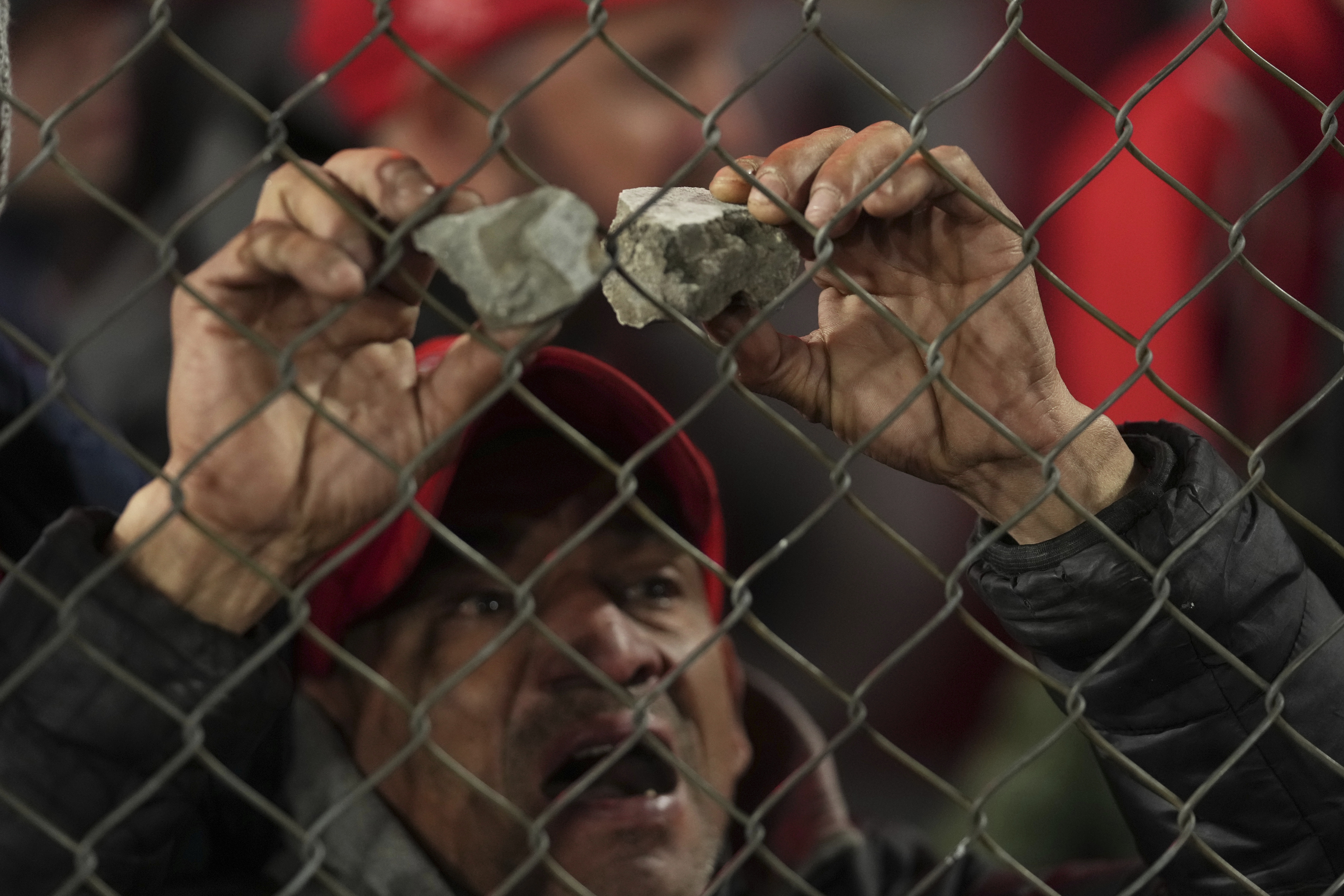 Αργεντινή: Αιματηρές συγκρούσεις μεταξύ οπαδών – Αναφορές για νεκρούς και εκατοντάδες συλλήψεις (βίντεο)-1