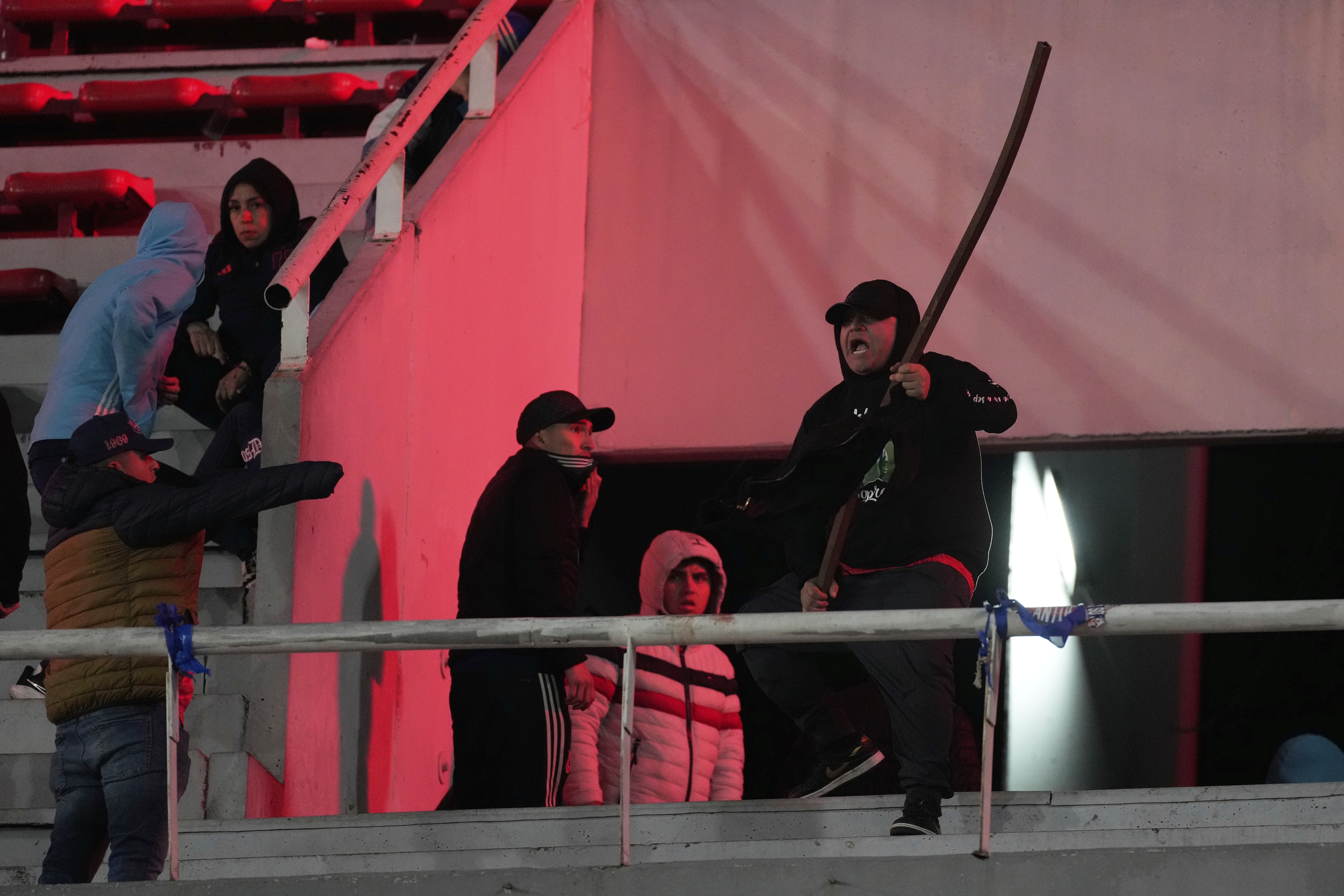 Αργεντινή: Αιματηρές συγκρούσεις μεταξύ οπαδών – Αναφορές για νεκρούς και εκατοντάδες συλλήψεις (βίντεο)-2