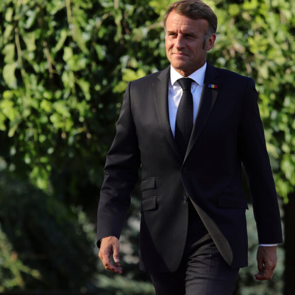 οι-τρεις-πολιτικές-επιλογές-του-μακρό-563784010