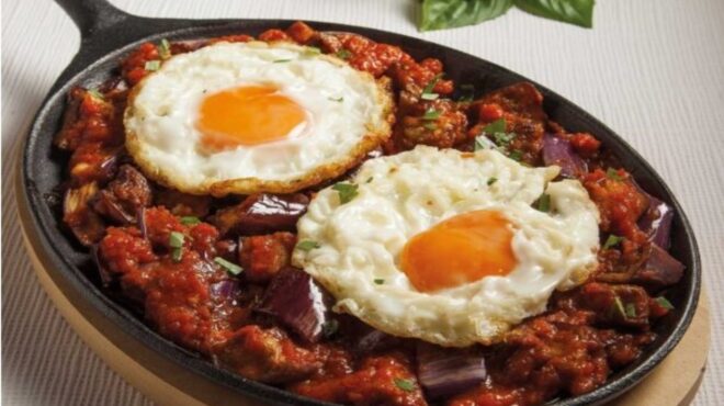 μελιτζάνες-σοτέ-με-αυγά-μάτια-βασιλικ-563748664