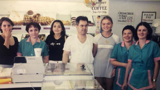 η-ελληνική-οικογένεια-πίσω-από-τα-ξακο-563780524