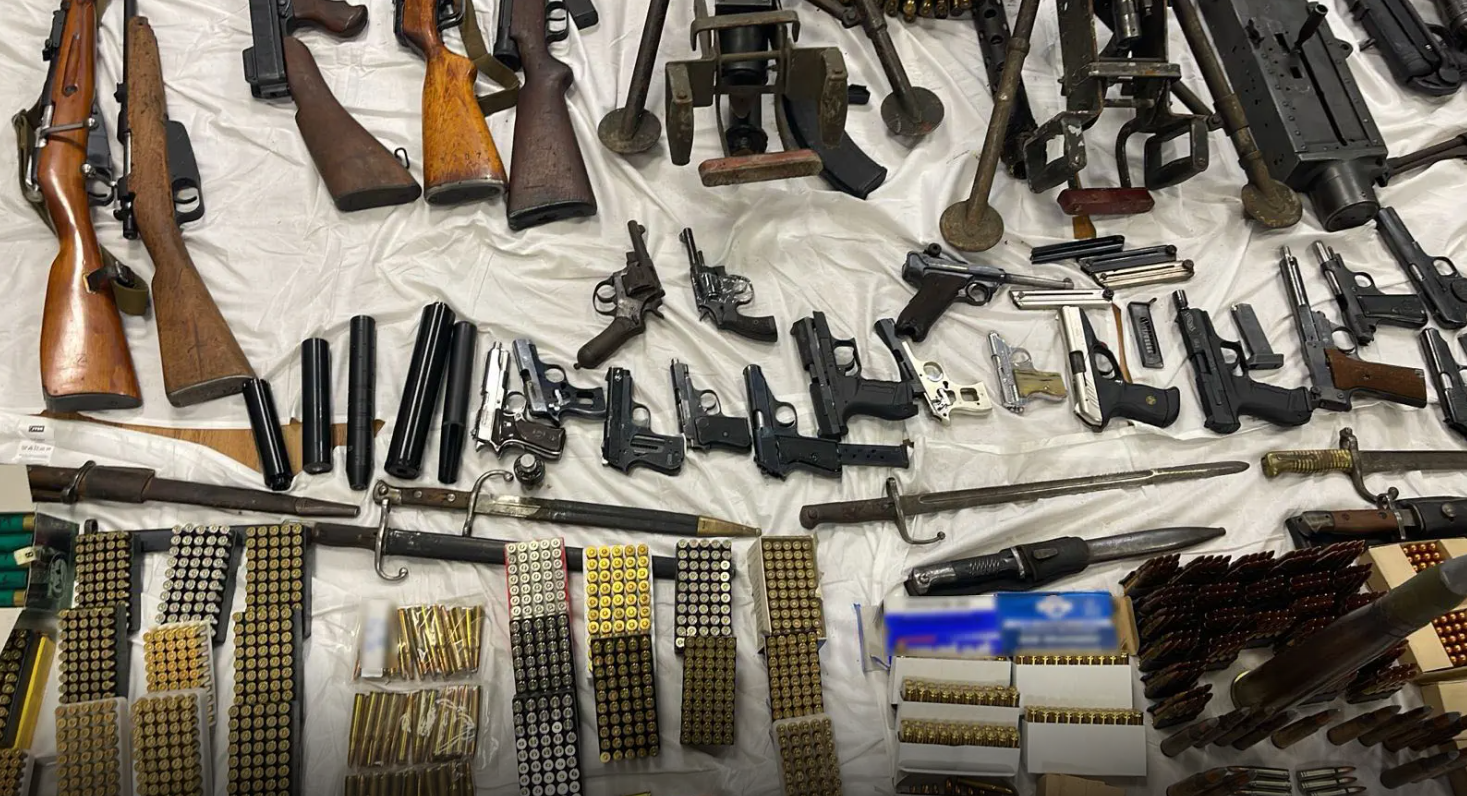 Κιάτο: Πάνω από 170 όπλα, σπαθιά και πυρίτιδα στο σπίτι του απόστρατου που συνελήφθη (φωτογραφίες)-2