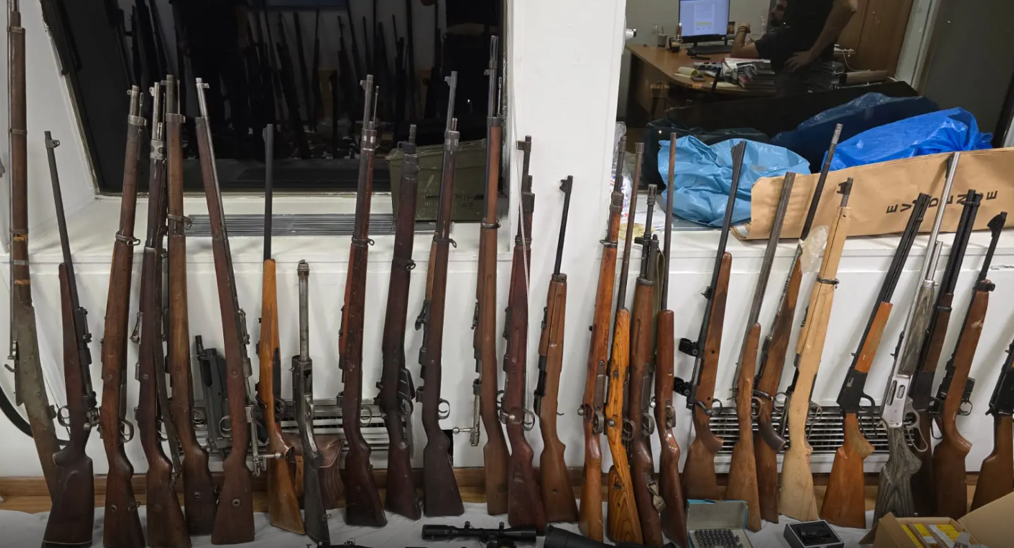 Κιάτο: Πάνω από 170 όπλα, σπαθιά και πυρίτιδα στο σπίτι του απόστρατου που συνελήφθη (φωτογραφίες)-3