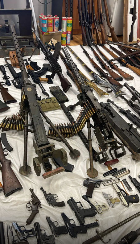 Κιάτο: Πάνω από 170 όπλα, σπαθιά και πυρίτιδα στο σπίτι του απόστρατου που συνελήφθη (φωτογραφίες)-1