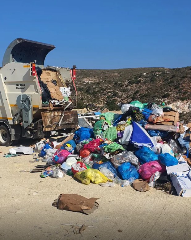 Μήλος: Συνελήφθησαν 17 υπάλληλοι του δήμου για απόθεση αποβλήτων σε παράνομη χωματερή-1