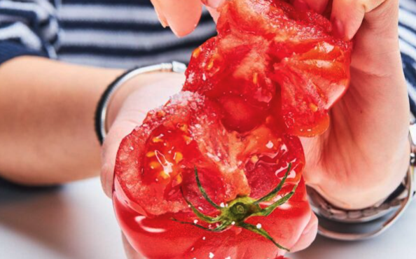 μια-ντομάτα-στα-τέσσερα-ένας-αγρότης-γ-563767279