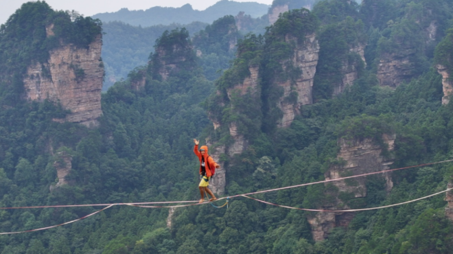 σε-τεντωμένο-σχοινί-400-μέτρα-πάνω-από-το-563772010