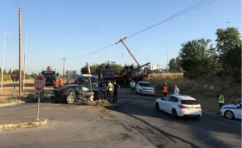 Θεσσαλονίκη: Σοβαρό τροχαίο με δύο τραυματίες – Oδηγός απεγκλωβίστηκε μόνος του και εγκατέλειψε το σημείο-1