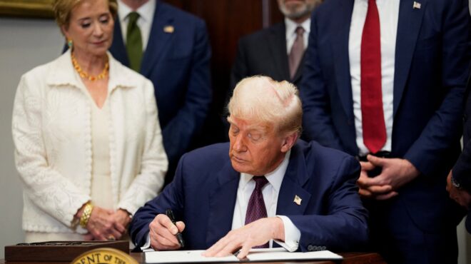 ο-τραμπ-μοίρασε-δασμούς-σε-όλο-τον-πλ-563745223