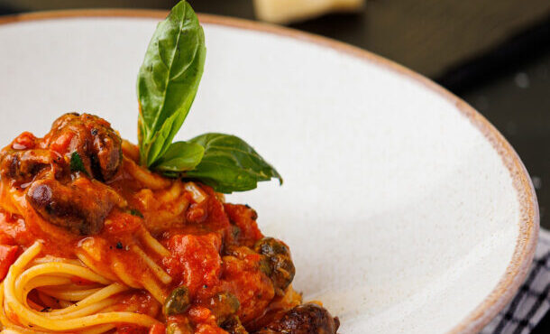 μακαρόνια-με-σάλτσα-μελιτζάνας-και-αν-563780425