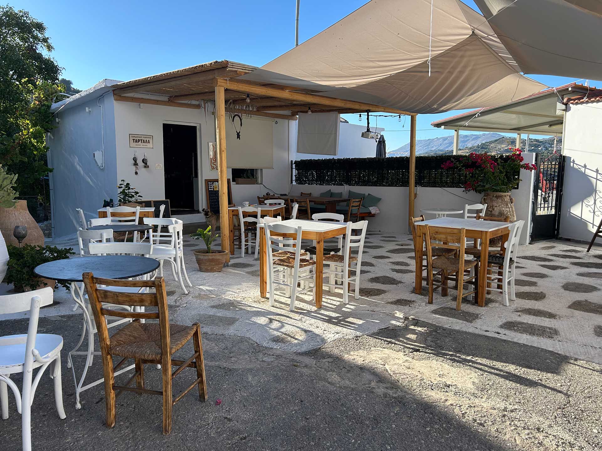 Τάρταλα: ένα καφενείο με σεφ και εμφιαλωμένα ποτά-1