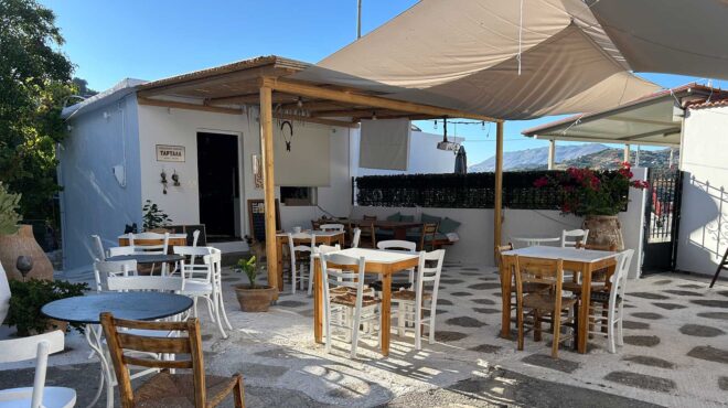 τάρταλα-ένα-καφενείο-με-σεφ-και-εμφιαλ-563752399