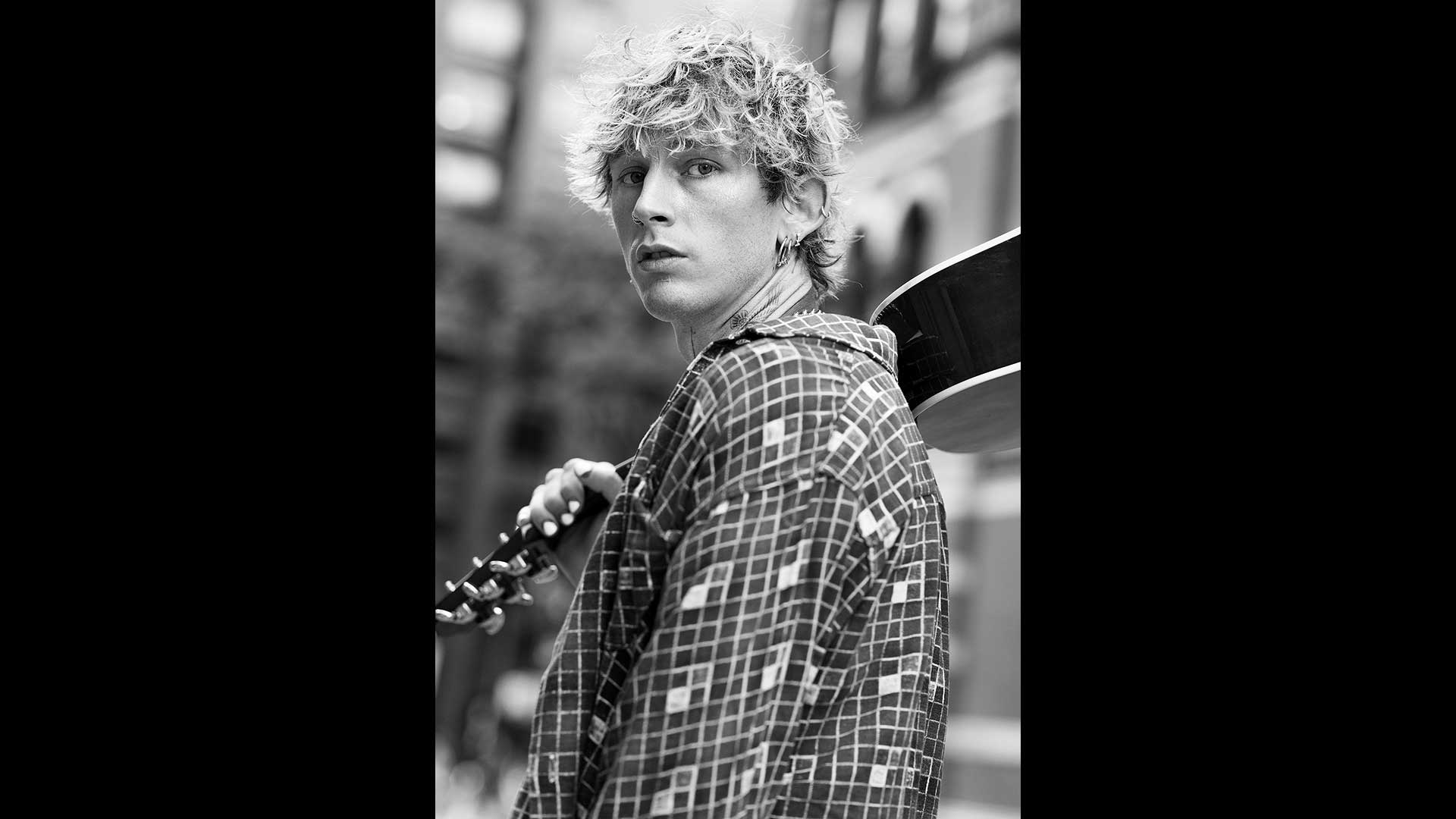 ποιος-είναι-ο-mgk-και-γιατί-τον-θαυμάζει-ο-563784550