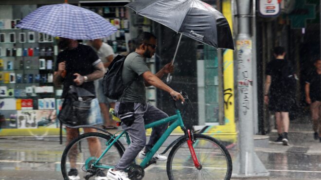 μεσημεριανή-μπόρα-στο-κέντρο-της-αθήν-563770516