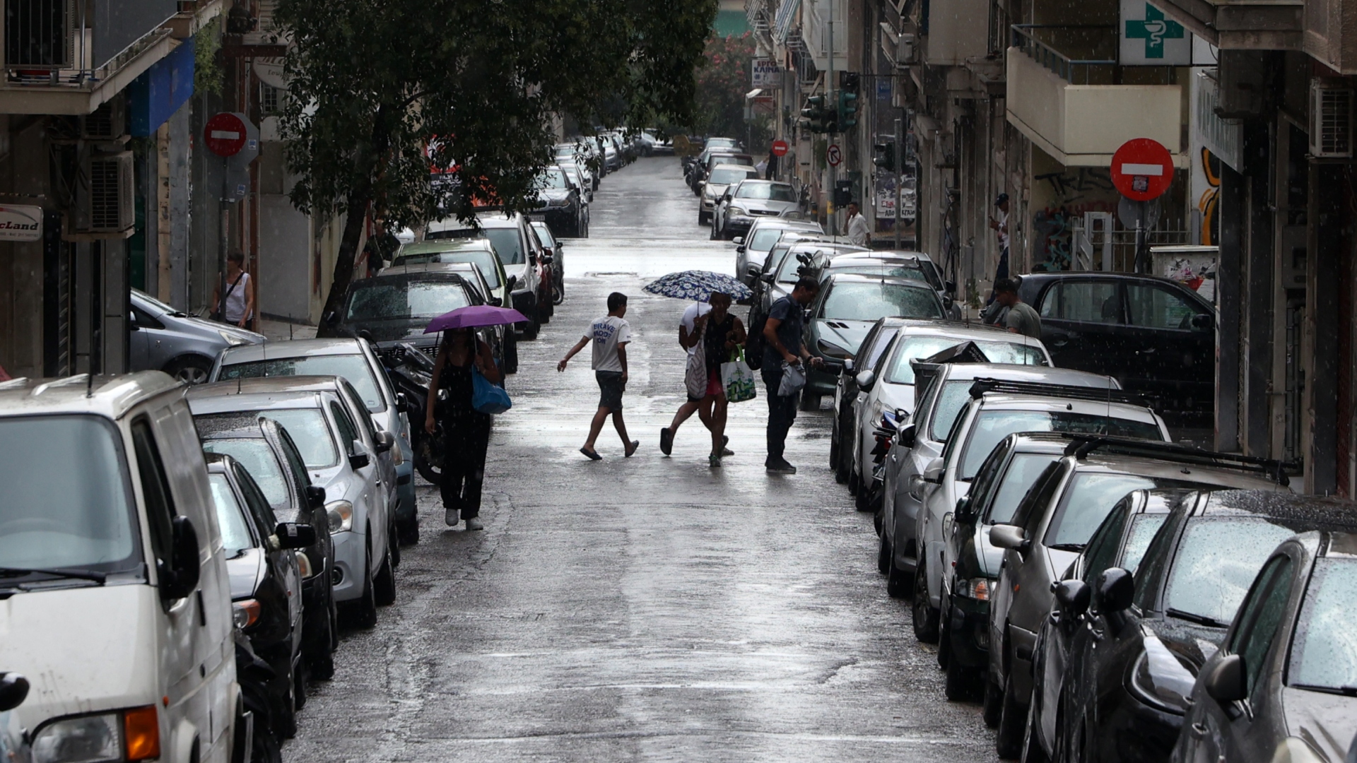 Μεσημεριανή μπόρα στο κέντρο της Αθήνας [εικόνες]-10