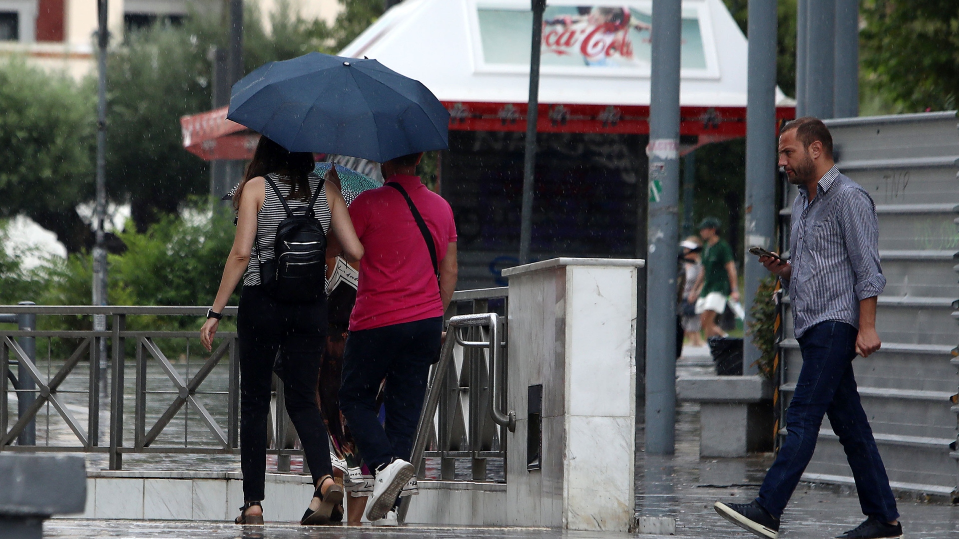 Μεσημεριανή μπόρα στο κέντρο της Αθήνας [εικόνες]-2
